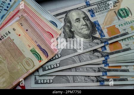 Pak Rupees Bank Notes mit US Doller. Geschäfts- und Finanzkonzept Stockfoto