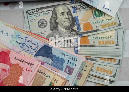 Pak Rupees Bank Notes mit US Doller. Geschäfts- und Finanzkonzept Stockfoto