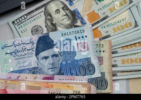 Pak Rupees Bank Notes mit US Doller. Geschäfts- und Finanzkonzept Stockfoto