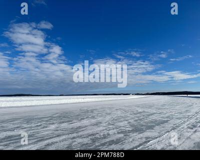 Winterlandschaft der Eisstraße im Norden Schwedens Stockfoto