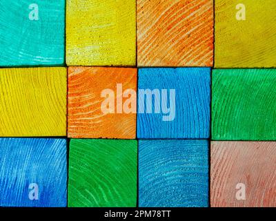 Farbenfrohe Kiefernwürfel. Farbenfrohe Holztexturen. Kiefernstruktur in verschiedenen Farben lackiert. Stockfoto