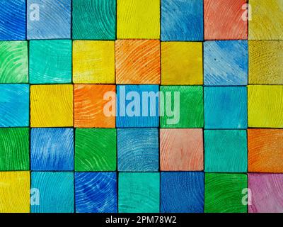 Farbenfrohe Kiefernwürfel. Farbenfrohe Holztexturen. Kiefernstruktur in verschiedenen Farben lackiert. Stockfoto