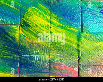 Farbenfrohe Kiefernwürfel. Farbenfrohe Holztexturen. Kiefernstruktur in verschiedenen Farben lackiert. Stockfoto