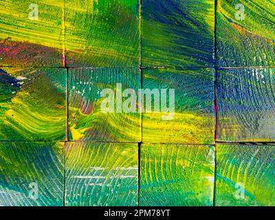 Farbenfrohe Kiefernwürfel. Farbenfrohe Holztexturen. Kiefernstruktur in verschiedenen Farben lackiert. Stockfoto