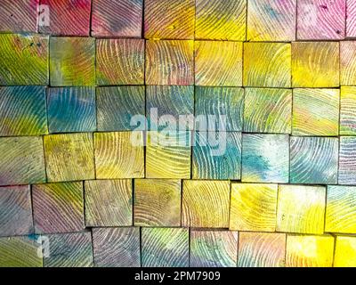 Farbenfrohe Kiefernwürfel. Farbenfrohe Holztexturen. Kiefernstruktur in verschiedenen Farben lackiert. Stockfoto