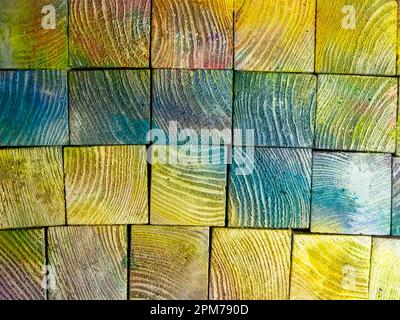 Farbenfrohe Kiefernwürfel. Farbenfrohe Holztexturen. Kiefernstruktur in verschiedenen Farben lackiert. Stockfoto