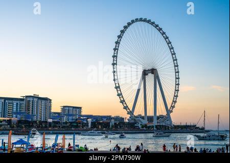 Dubai, Vereinigte Arabische Emirate - 4. April 2023: Dubai Marina, ein großes Wohn- und Handelsgebiet entlang des Persischen Golfs in Dubai, Vereinigte Arabische Emirate Stockfoto