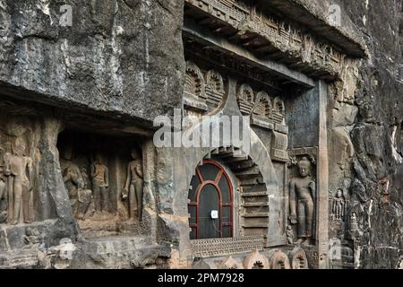 Die Außenwand der Ajanta Caves steint Figuren und Türen nach Indien. Stockfoto