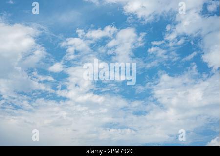 Blauer Himmel mit weißem Wolkenhintergrund. Türkisfarbener Himmel mit verschiedenen Wolkenarten. Wunderschöner blauer Himmel und Wolken natürlicher Hintergrund. Wolkenlandschaft. clou Stockfoto