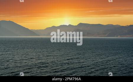 Das Sinai-Gebirge an der riviera des Roten Meeres. Fantastischer Sonnenaufgang am Sinai Mountain, wunderschöne Morgendämmerung in Oman, wunderschöne Aussicht vom Berg. Farbenfrohes lan am Persischen Golf Stockfoto
