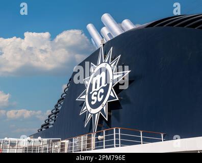 Dubai, Vereinigte Arabische Emirate - 4. April 2023: MSC-Logo an Bord des Schiffes auf blauem Meereshintergrund. MSC Cruises ist eine der weltweit größten Kreuzfahrtlinien Stockfoto