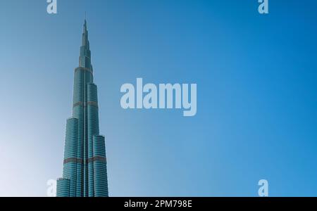 Burj Khalifa - höchster Wolkenkratzer der Welt auf blauem Hintergrund. Dubai Vereinigte Arabische Emirate. Panoramafoto Stockfoto