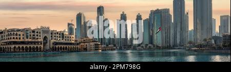 Dubai, Vereinigte Arabische Emirate - 4. April 2023: Panorama Burj Khalifa See und Downtown Dubai am Abend. Der Dubai Fountain ist der größte choreographierte Brunnen der Welt Stockfoto