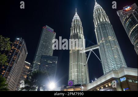 Kuala Lumpur, Malaysia - 22. Februar 2023: Nachtsicht auf Petronas Twin Tower KLCC attraktivster Ort in Malaysia. Nachthimmel mit höchsten Gebäuden. Stockfoto