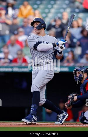 CLEVELAND, OH - 11. APRIL: Der New York Yankees-Center-Feldspieler Aaron Judge (99) legt am 11. April 2023 im Progressive Field in Cleveland, Ohio, im ersten Inning eines MLB-Spiels gegen die Cleveland Guardians an. (Joe Robbins/Image of Sport) Stockfoto