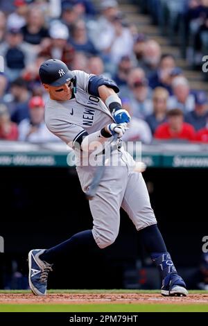 CLEVELAND, OH - 11. APRIL: Der New York Yankees-Center-Feldspieler Aaron Judge (99) schlägt am 11. April 2023 im Progressive Field in Cleveland, Ohio, im dritten Inning eines MLB-Spiels gegen die Cleveland Guardians. (Joe Robbins/Image of Sport) Stockfoto