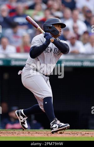 CLEVELAND, OH - 11. APRIL: New York Yankees ernannte Hitter Willie Calhoun (24) Singles zum Center Field, um im dritten Inning eines MLB-Spiels gegen die Cleveland Guardians am 11. April 2023 im Progressive Field in Cleveland, Ohio, zu fahren. (Joe Robbins/Image of Sport) Stockfoto