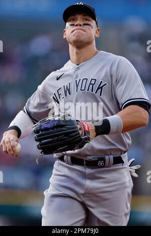 CLEVELAND, OH - 11. APRIL: Der New York Yankees-Center-Feldspieler Aaron Judge (99) blickt auf, bevor er während eines MLB-Spiels gegen die Cleveland Guardians am 11. April 2023 im Progressive Field in Cleveland, Ohio, einen Ball in die Tribüne wirft. (Joe Robbins/Image of Sport) Stockfoto