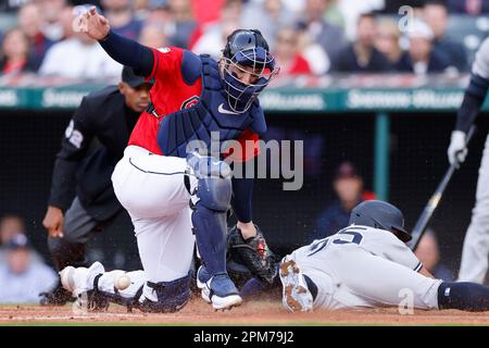 CLEVELAND, OH - 11. APRIL: New York Yankees Shortstop Oswaldo Cabrera (95) erzielt im zweiten Inning eines MLB-Spiels am 11. April 2023 im Progressive Field in Cleveland, Ohio, einen Vorsprung von Mike Zunino (10). (Joe Robbins/Image of Sport) Stockfoto