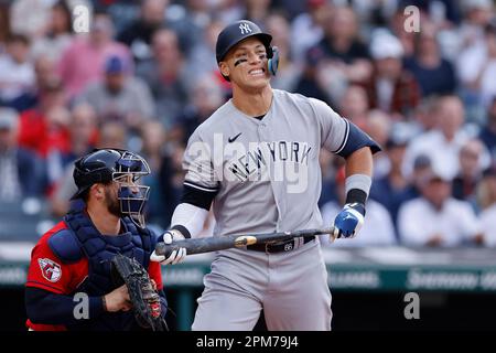 CLEVELAND, OH - 11. APRIL: Der New York Yankees-Center-Feldspieler Aaron Judge (99) reagiert, nachdem er am 11. April 2023 im Progressive Field in Cleveland, Ohio, im dritten Inning eines MLB-Spiels gegen die Cleveland Guardians geschlagen hat. (Joe Robbins/Image of Sport) Stockfoto