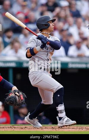 CLEVELAND, OH - 11. APRIL: New York Yankees Shortstop Oswaldo Cabrera (95) trifft im dritten Inning eines MLB-Spiels gegen die Cleveland Guardians am 11. April 2023 im Progressive Field in Cleveland, Ohio, einen Opferflug, um in einem Lauf zu fahren. (Joe Robbins/Image of Sport) Stockfoto