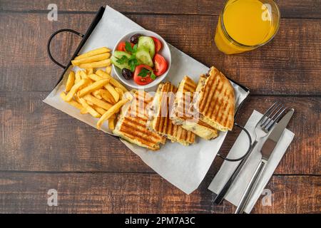 Türkischer Toast mit geröstetem Fleisch, serviert mit Oliven, Gurken und Tomaten Stockfoto