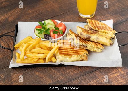 Türkischer Toast mit geröstetem Fleisch, serviert mit Oliven, Gurken und Tomaten Stockfoto