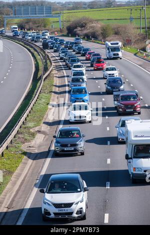 An Ostern stürmte sich der Verkehr auf der M5 in der Nähe der Autobahnkreuzung M4 in der Nähe von Bristol, Großbritannien, in Warteschlangen. Stockfoto