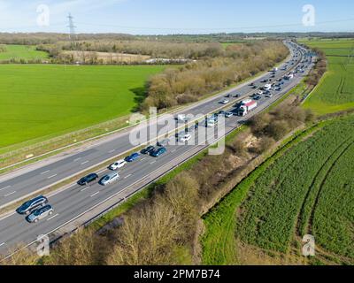 An Ostern stürmte sich der Verkehr auf der M5 in der Nähe der Autobahnkreuzung M4 in der Nähe von Bristol, Großbritannien, in Warteschlangen. Stockfoto