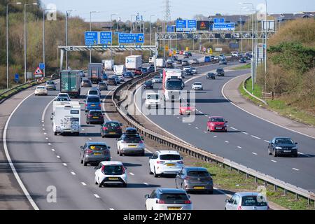 An Ostern stürmte sich der Verkehr auf der M5 in der Nähe der Autobahnkreuzung M4 in der Nähe von Bristol, Großbritannien, in Warteschlangen. Stockfoto