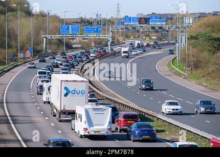 An Ostern stürmte sich der Verkehr auf der M5 in der Nähe der Autobahnkreuzung M4 in der Nähe von Bristol, Großbritannien, in Warteschlangen. Stockfoto