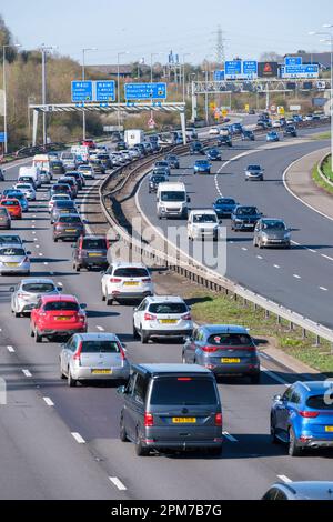 An Ostern stürmte sich der Verkehr auf der M5 in der Nähe der Autobahnkreuzung M4 in der Nähe von Bristol, Großbritannien, in Warteschlangen. Stockfoto