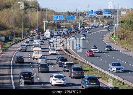 An Ostern stürmte sich der Verkehr auf der M5 in der Nähe der Autobahnkreuzung M4 in der Nähe von Bristol, Großbritannien, in Warteschlangen. Stockfoto
