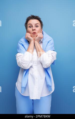 Nahaufnahme einer charismatischen Kurzhaarigen in einem legeren Hemd Stockfoto