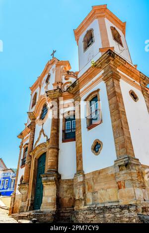 Historische barocke Kirche und ihre Türme von unten in der berühmten Stadt Ouro Preto im Bundesstaat Minas Gerais, Brasilien.