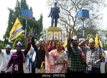 Nicht exklusiv: 11. April 2023, Kolkata, Indien: Aktivisten der Partei Aam Aadmi (AAP) feiern die von der Wahlkommission gewährte nationale Partei st Stockfoto