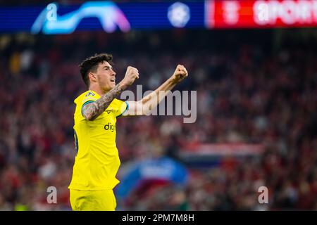 Lissabon, Portugal. 11. April 2023. Alessandro Bastoni vom FC Internazionale Milano feiert das Tor seines Teams während des ersten Fußballspiels der UEFA Champions League zwischen SL Benfica und FC Internazionale Milano im Estadio do Sport Lisboa e Benfica. (Endstand: SL Benfica 0 - 2 FC Internazionale Milano) Guthaben: SOPA Images Limited/Alamy Live News Stockfoto