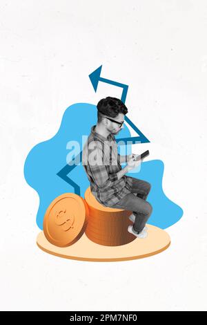 Kreatives Bild Skizze Foto-Illustration Poster mit fokussiertem selbstbewussten Mann beim Sitzen mit dem Stapel Münzentfernung verdienen Sie Geld beim Zeichnen des Hintergrunds Stockfoto