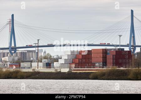 Hamburg, Deutschland. 12. April 2023. LKW fahren über die Köhlbrand Brücke. Die verfallene Köhlbrand-Brücke im Hamburger Hafen soll in ein paar Jahren durch einen Tunnel ersetzt werden. Jetzt ist das Projekt offenbar wieder in Frage gestellt. (An dpa Economic Authority scheinbar befragt Köhlbrand Tunnel again) Kredit: Georg Wendt/dpa/Alamy Live News Stockfoto