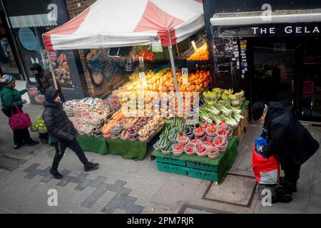 Luftaufnahme von Kunden, die am 5. April 2023 in London, England, an einem Obst- und Gemüsestand an der Walworth Road einkaufen. Stockfoto