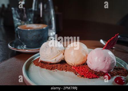 Verschiedene Eislöffel auf dunklem Hintergrund, Draufsicht Stockfoto