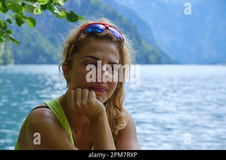 Porträt einer introspektiven Frau am Ufer des Königssees, Bayern. Stimmung, Porträt, Natur, draußen, Meditation, Introspektion, Medit Stockfoto