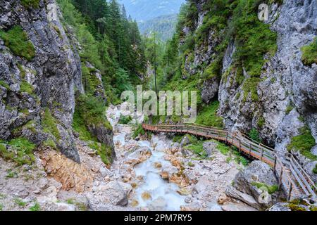 Silberkar-Schlucht (Silberkarklamm), eine Weißwasserschlucht im Herzen des Dachsteinmassivs, Alpen, Österreich. Holztreppe, Aktivität, Wandern, Sommer. Stockfoto