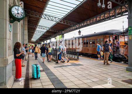 Der Erdbeerzug parkt am Bahnhof Aranjuez, Madrid, Spanien. Der Erdbeerzug ist der Handelsname eines spanischen Touristenzuges, der Stockfoto