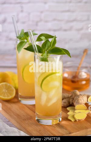 Unglaubliche Lavendellimonade. Er ist gesüßt und mit hausgemachtem Lavendelhonigsirup gewürzt, um ihn gesünder und schmackhafter zu machen. Erfrischend organisch, nicht- Stockfoto