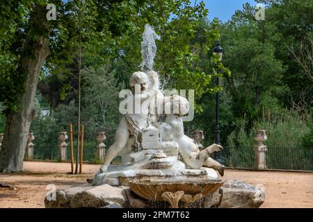 Inselgarten in den spanischen königlichen Gärten, Parterre Garten, Aranjuez, Spanien. Halle der katholischen Monarchen Brunnen der Botikaria im Begi Stockfoto