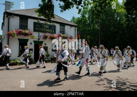 Morris-Tänzer, die mit Taschentüchern tanzen, The Windmill Public House, Chipperfield, Hertfordshire, England, Großbritannien Stockfoto