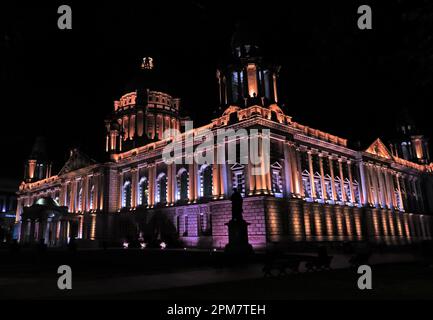 Belfast Rathaus bei Nacht, Donegall Square North, Belfast, Antrim, Nordirland, UK, BT1 5GS Stockfoto