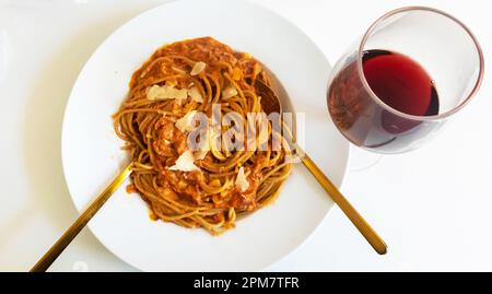 Spaghetti mit Schinken in Tomatensoße Stockfoto