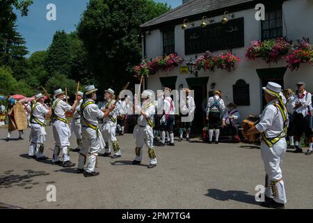 Morris Dancers Dancers, The Windmill Public House, Chipperfield, Hertfordshire, England, Großbritannien Stockfoto